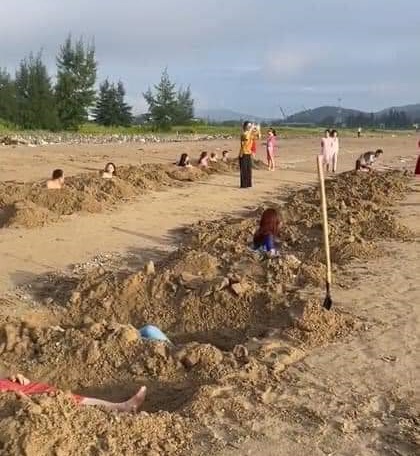 Xôn xao clip nhóm du khách đào nhiều hố trên bãi biển để &quot;tắm cát&quot; - Ảnh 1.