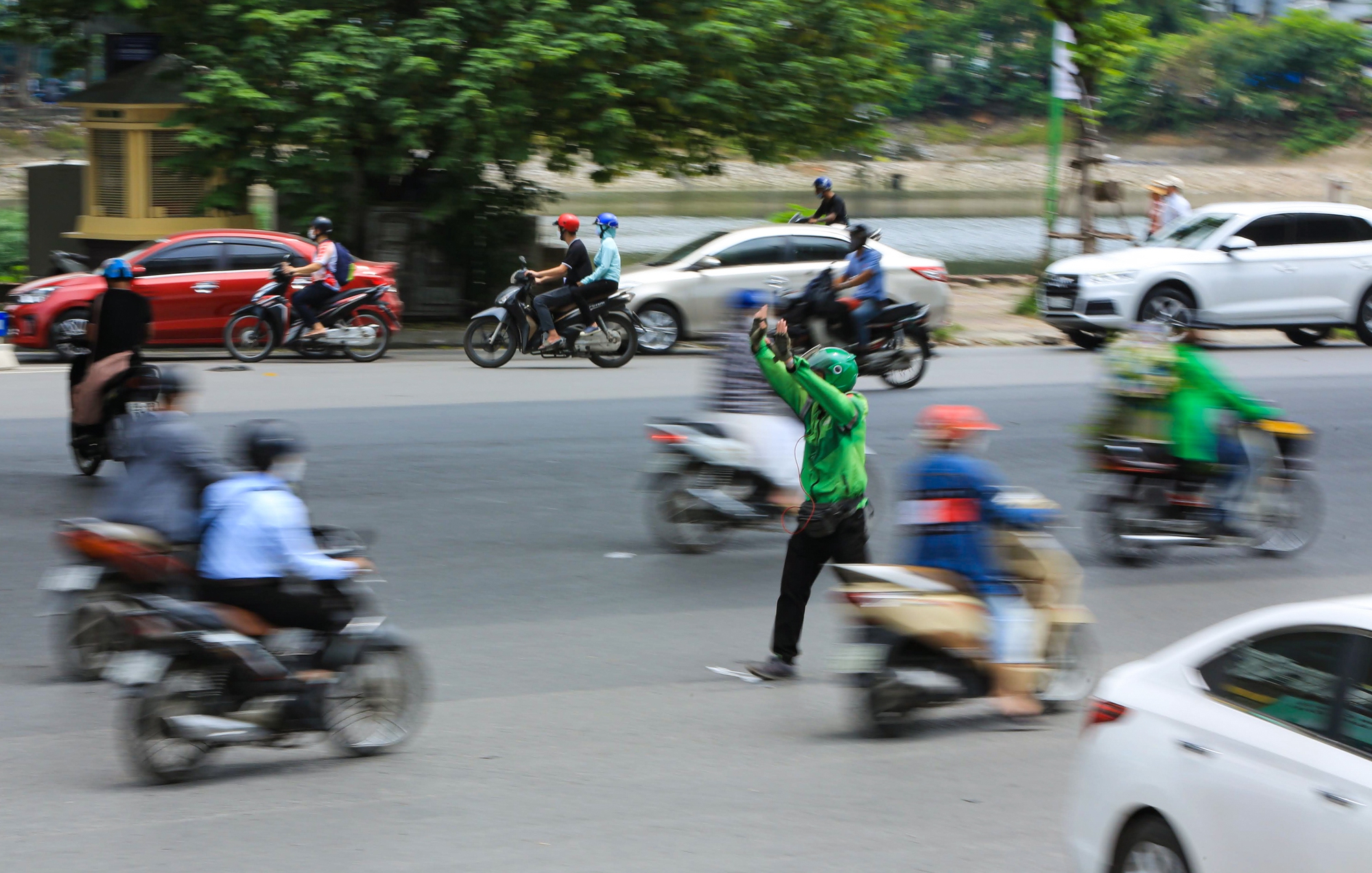 Câu chuyện phía sau hình ảnh chàng tài xế xe ôm công nghệ giúp CSGT phân luồng ở Hà Nội: Đã hiến máu và tiểu cầu hơn 100 lần - Ảnh 5.