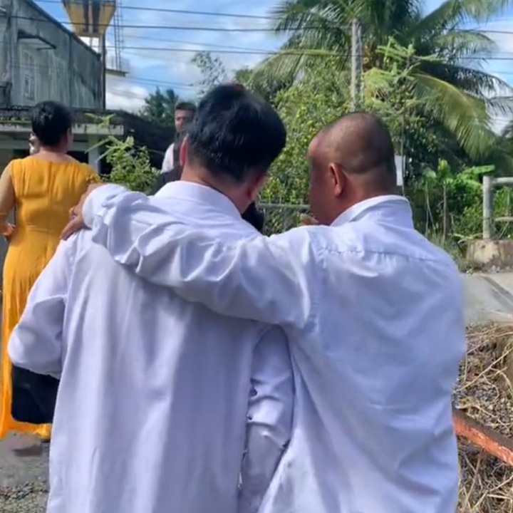 Bố mếu máo khóc trên đường tiễn ‘con gái rượu’ về nhà chồng khiến cả họ bật cười - Ảnh 4.