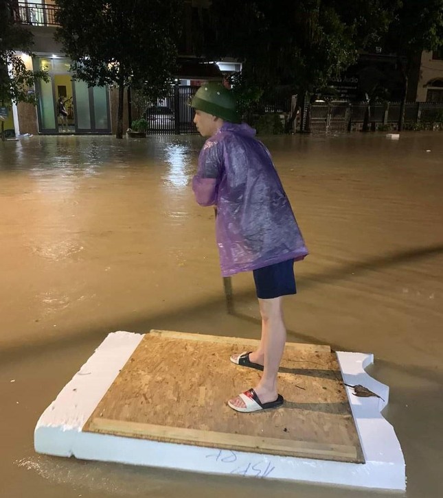 Người dân Hạ Long chạy lũ xuyên đêm - Ảnh 3. Người dân Hạ Long chạy lũ xuyên đêm - Ảnh 3.