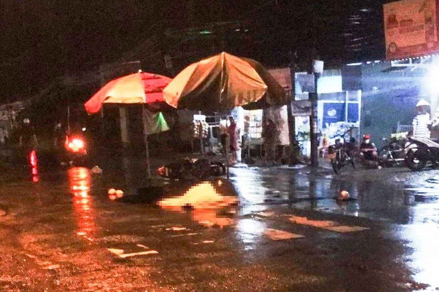 Người đ&agrave;n &ocirc;ng thiệt mạng khi va chạm với xe tải - Ảnh 1.