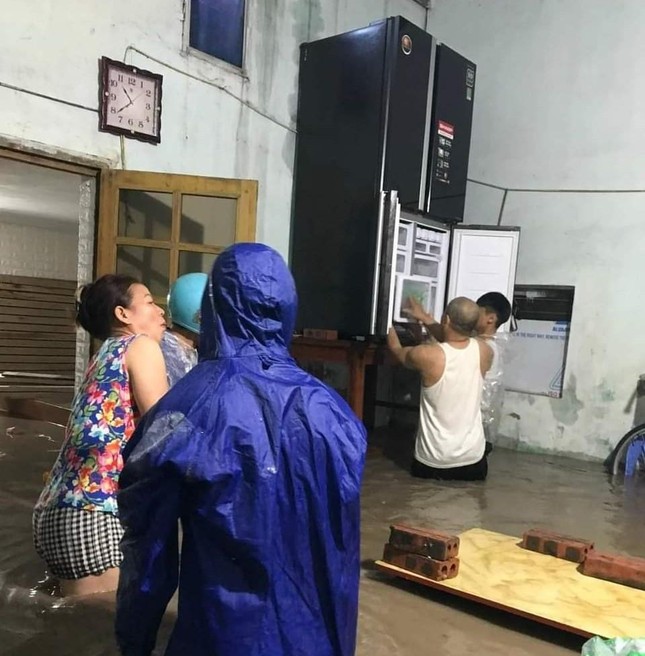 Người dân Hạ Long chạy lũ xuyên đêm - Ảnh 1. Người dân Hạ Long chạy lũ xuyên đêm - Ảnh 1.
