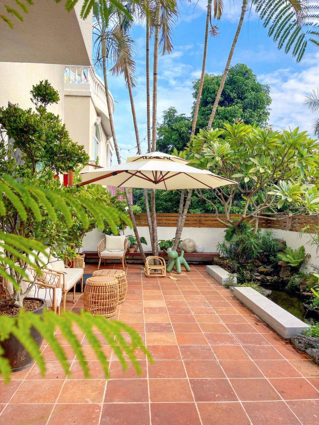Khoảng sân rộng 170m2 biến thành khu vườn sinh thái tự nhiên, đầy sức sống - Ảnh 1.