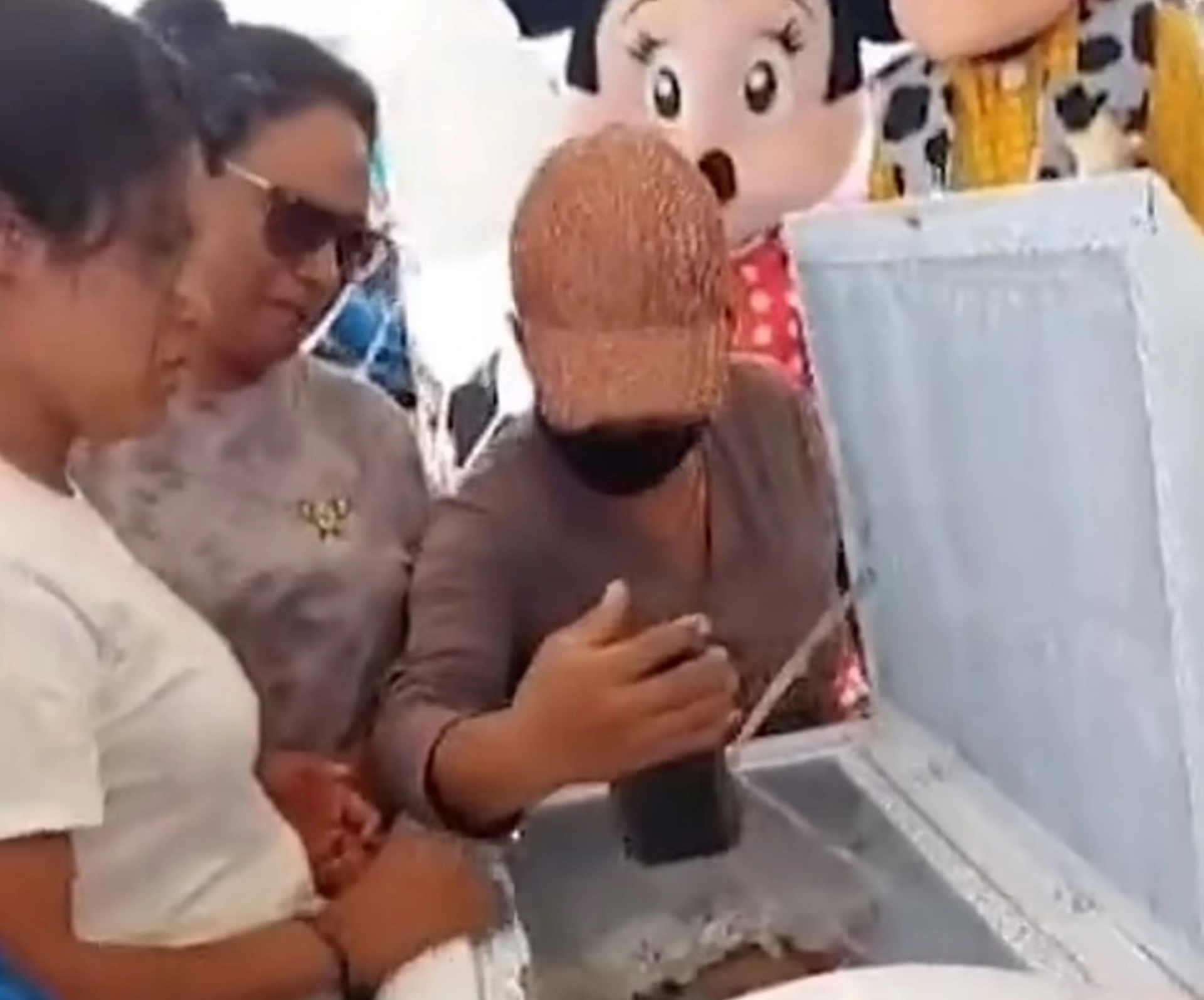 Hy hữu: Bé gái bất ngờ cử động ngay giữa tang lễ của chính mình - Ảnh 2. Hy hữu: Bé gái bất ngờ cử động ngay giữa tang lễ của chính mình - Ảnh 2.
