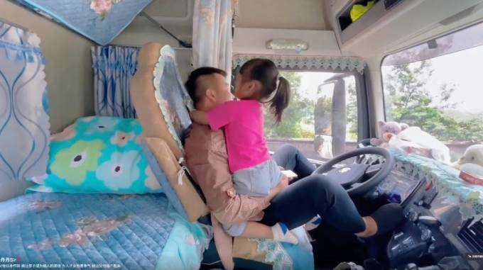 Bố biến cabin xe tải thành 'phòng ngủ công chúa' cho con gái - Ảnh 1. Bố biến cabin xe tải thành 'phòng ngủ công chúa' cho con gái - Ảnh 1.