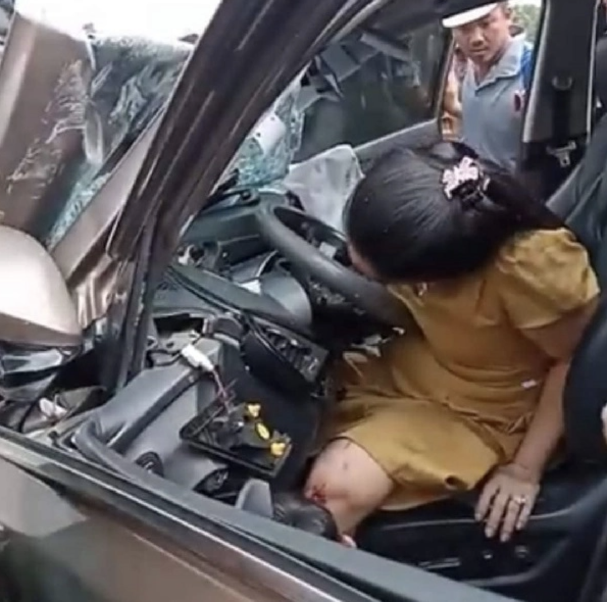 Nữ tài xế mắc kẹt trong ghế lái ôtô sau cú va chạm với xe tải - Ảnh 3.