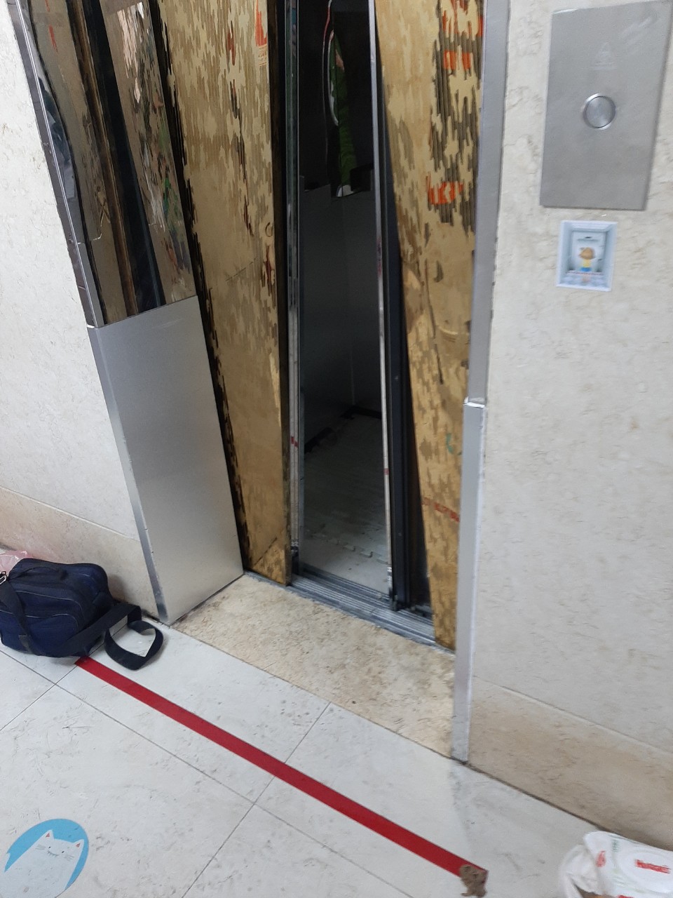 9 người kẹt trong thang máy ở TP HCM, có người kiệt sức - Ảnh 1. 9 người kẹt trong thang máy ở TP HCM, có người kiệt sức - Ảnh 1.