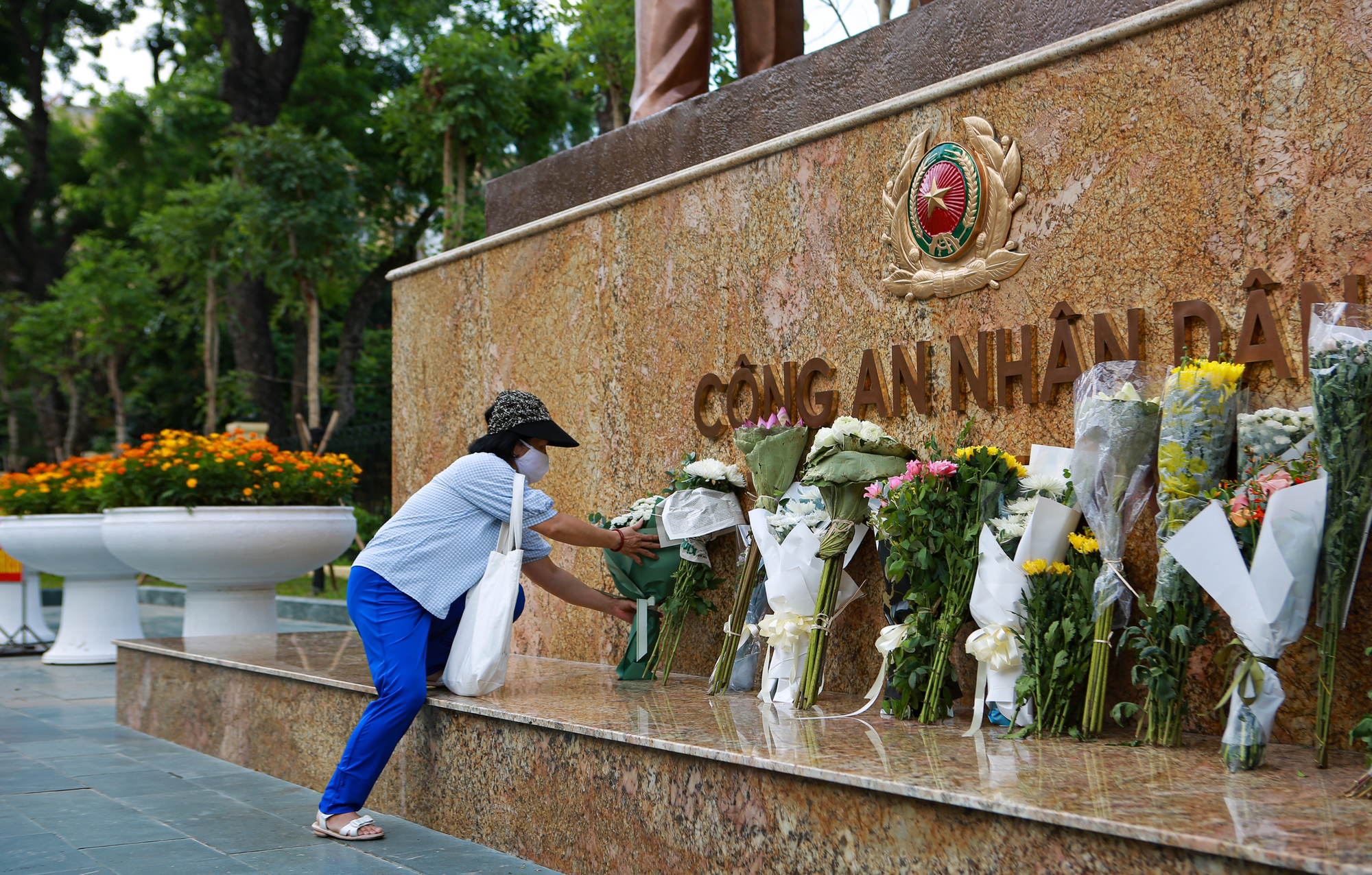 Người dân Hà Nội đội nắng đến tượng đài Công an nhân dân đặt hoa tưởng niệm 3 chiến sĩ PCCC hy sinh - Ảnh 4.
