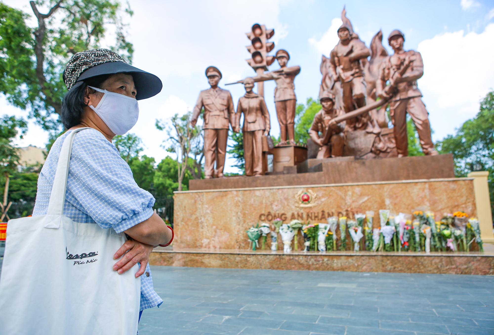 Người dân Hà Nội đội nắng đến tượng đài Công an nhân dân đặt hoa tưởng niệm 3 chiến sĩ PCCC hy sinh - Ảnh 5.