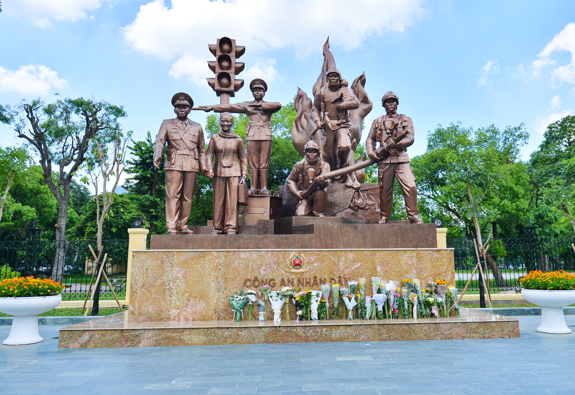 Người dân Hà Nội đội nắng đến tượng đài Công an nhân dân đặt hoa tưởng niệm 3 chiến sĩ PCCC hy sinh - Ảnh 2.
