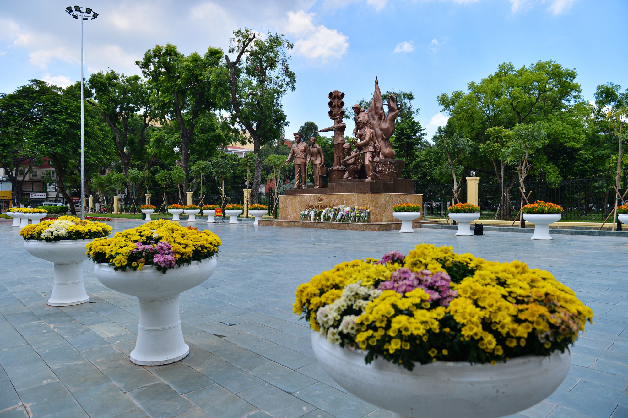 Người dân Hà Nội đội nắng đến tượng đài Công an nhân dân đặt hoa tưởng niệm 3 chiến sĩ PCCC hy sinh - Ảnh 1.