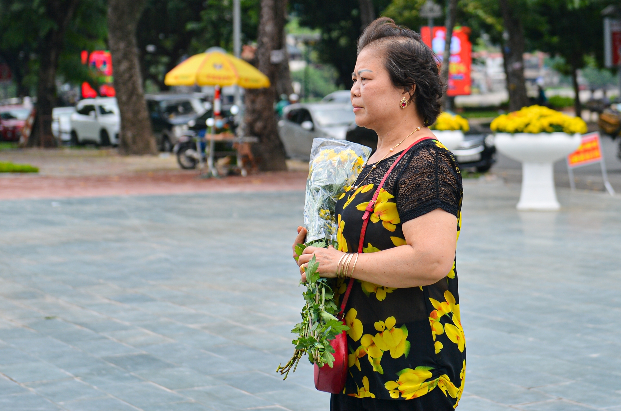 Người dân Hà Nội đội nắng đến tượng đài Công an nhân dân đặt hoa tưởng niệm 3 chiến sĩ PCCC hy sinh - Ảnh 6.
