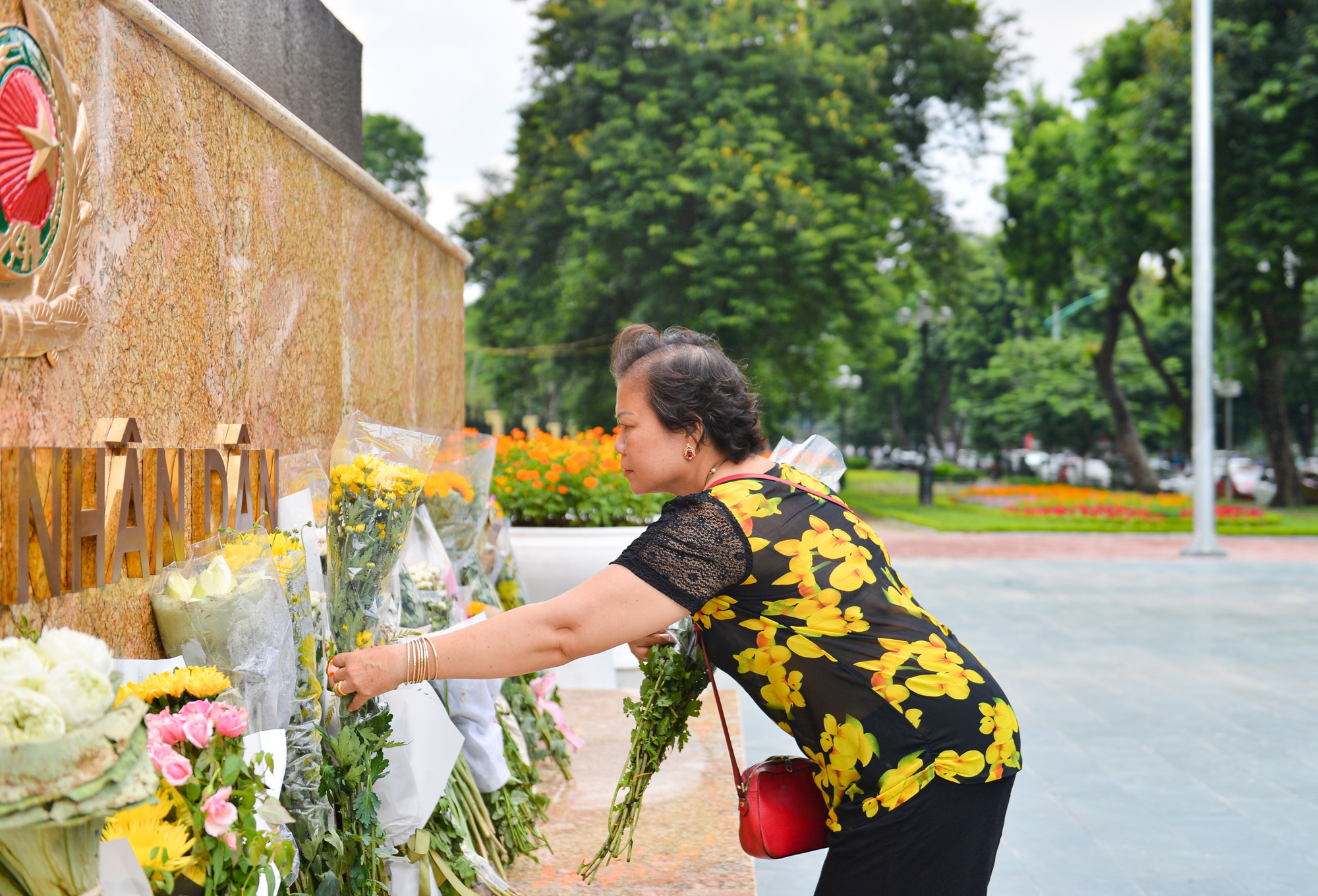 Người dân Hà Nội đội nắng đến tượng đài Công an nhân dân đặt hoa tưởng niệm 3 chiến sĩ PCCC hy sinh - Ảnh 7.