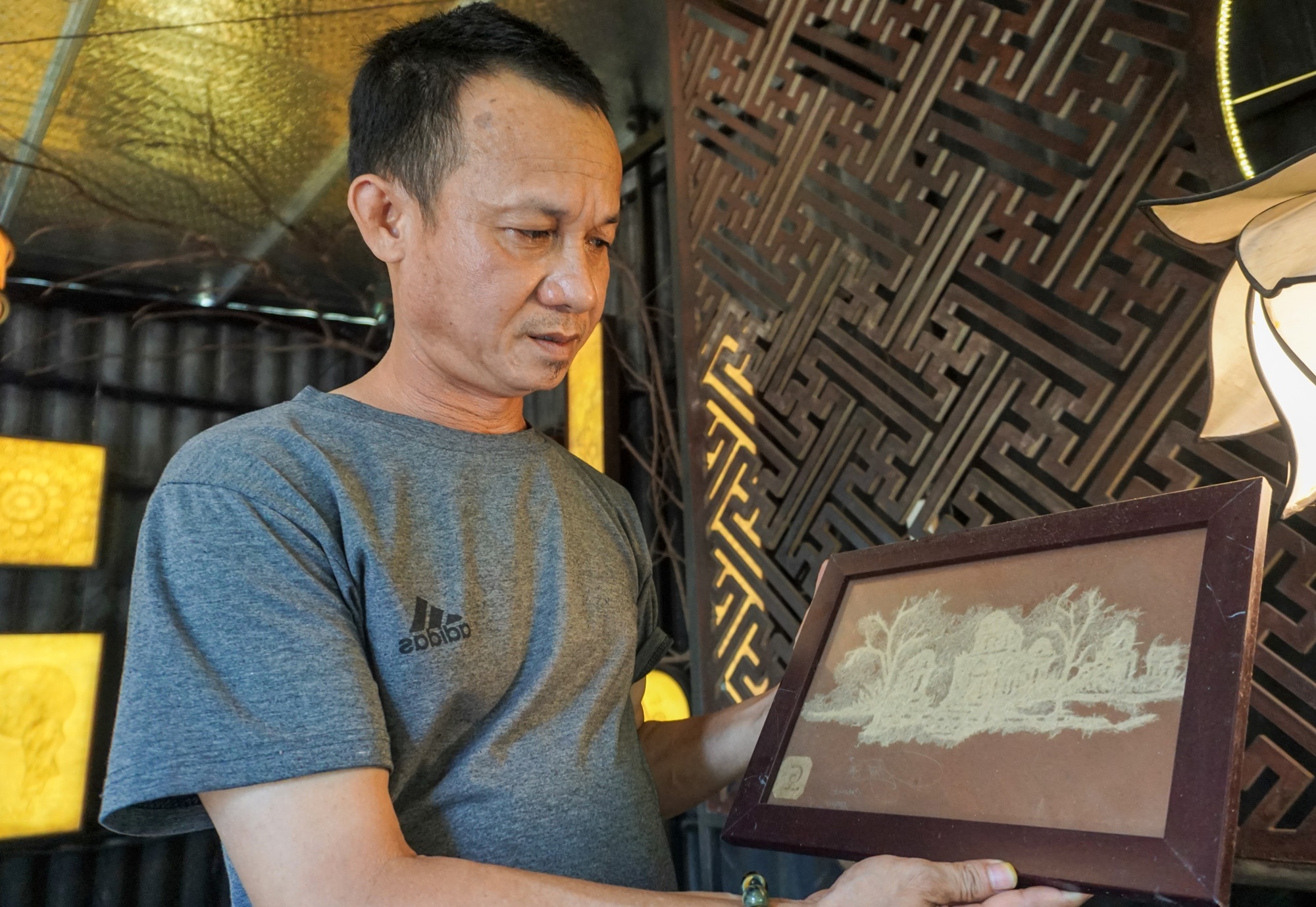 Dùng bẹ dừa làm giấy, xịt nước để vẽ tranh &quot;xuyên sáng&quot; bán với giá hàng chục triệu đồng - Ảnh 1.