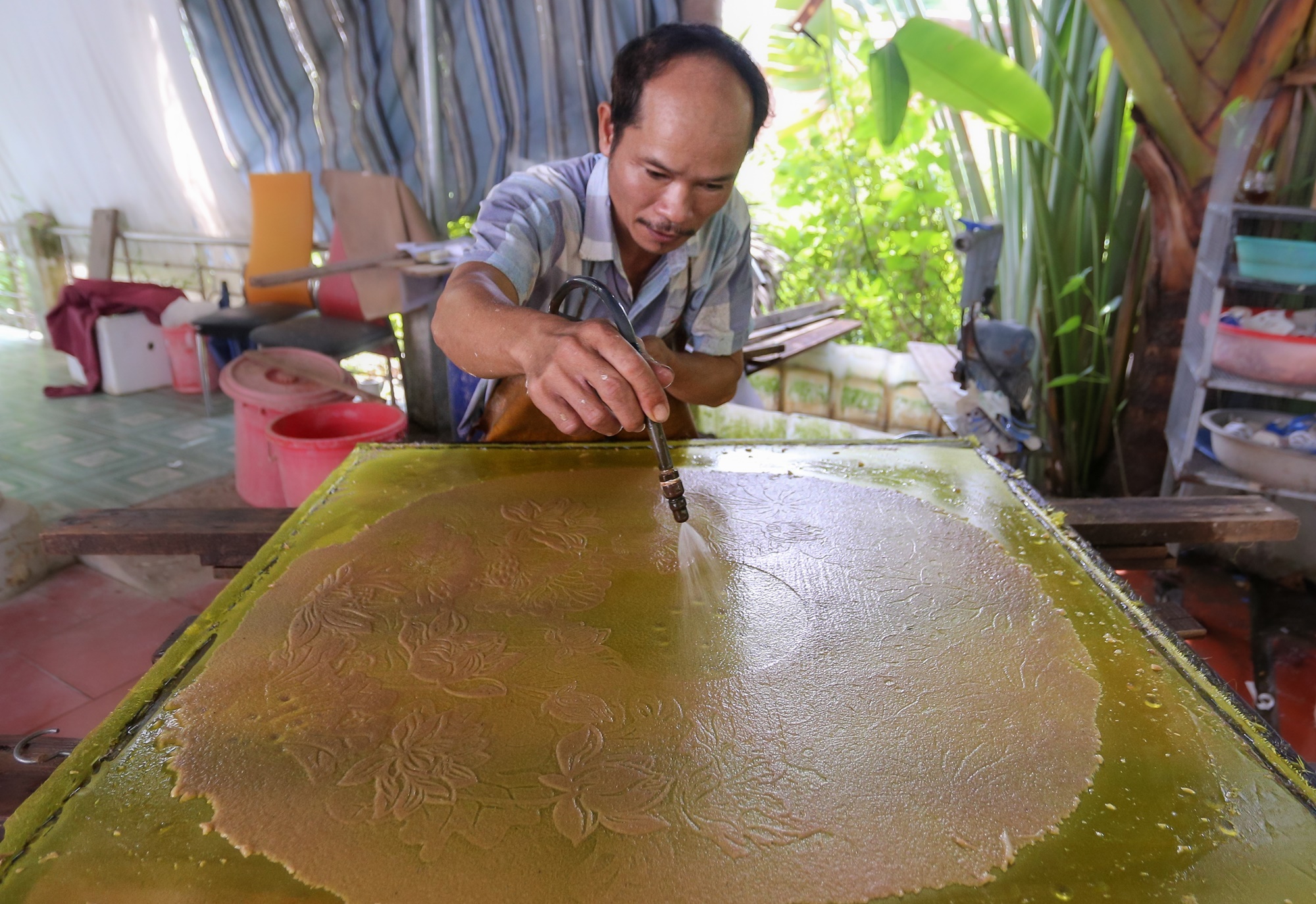 Dùng bẹ dừa làm giấy, xịt nước để vẽ tranh &quot;xuyên sáng&quot; bán với giá hàng chục triệu đồng - Ảnh 11.