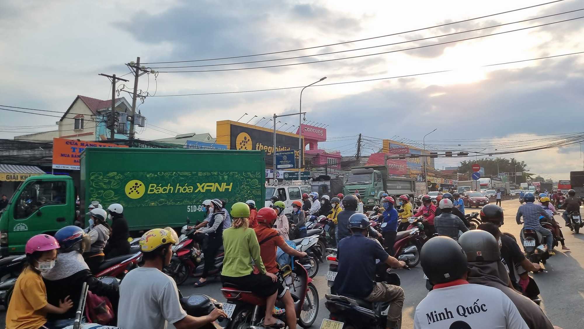 Đồng Nai: Nữ sinh bị xe ben tông tử vong trên đường đi học về, giao thông ùn ứ trên Quốc lộ 1 - Ảnh 3.