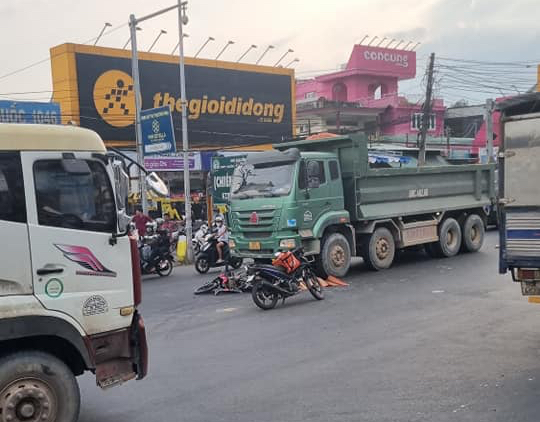 Đồng Nai: Nữ sinh bị xe ben tông tử vong trên đường đi học về, giao thông ùn ứ trên Quốc lộ 1 - Ảnh 2.