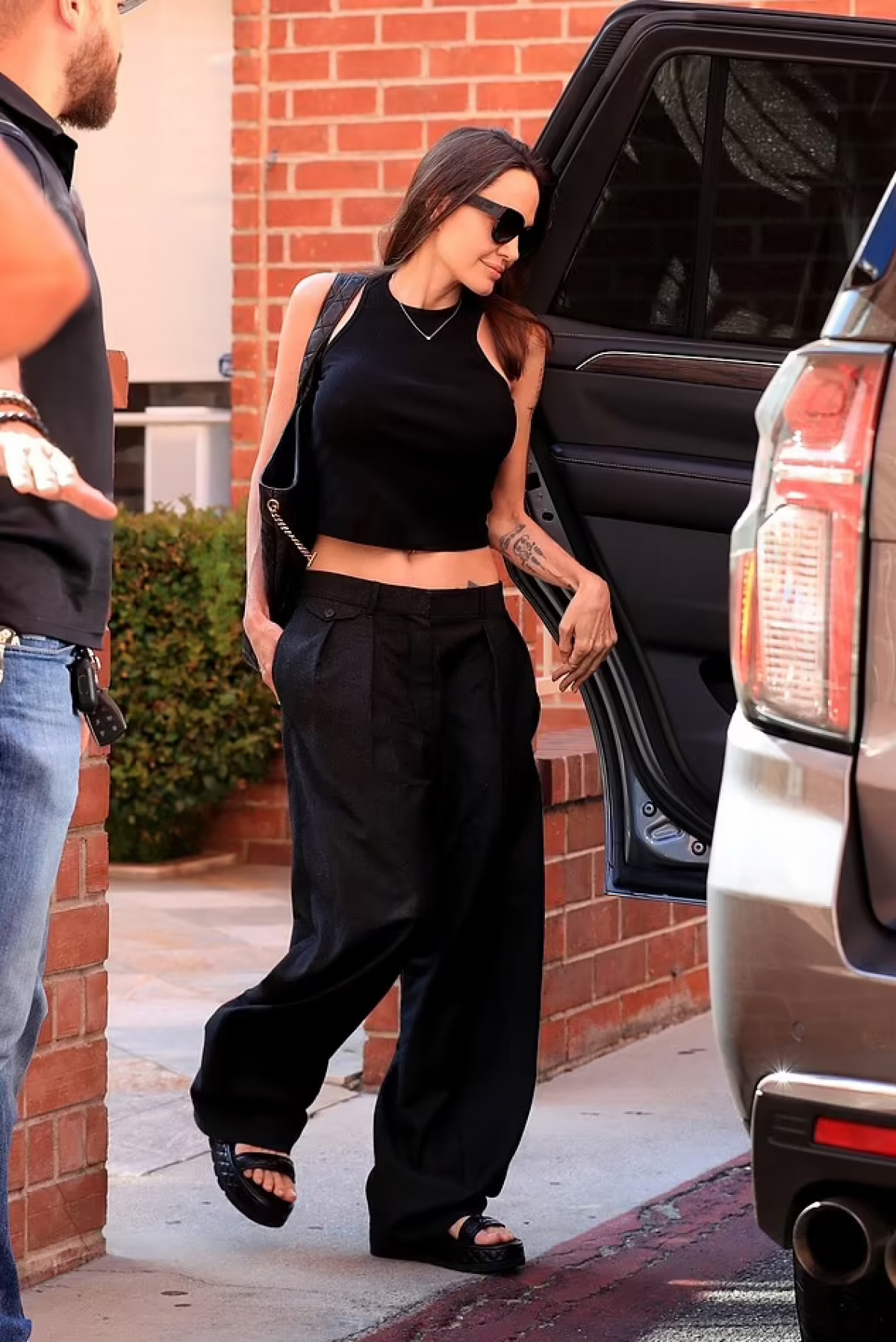 Angelina Jolie wears a crop top showing off her slim waist on the street - Photo 2.