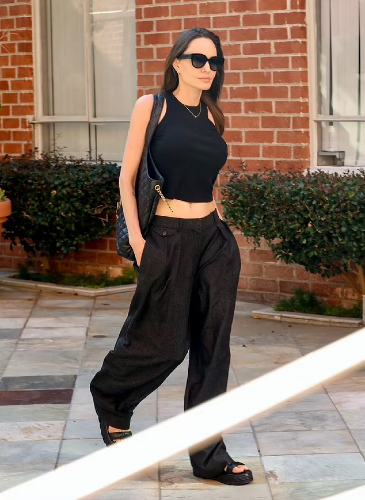 Angelina Jolie wears a crop top showing off her slim waist on the street - Photo 3.