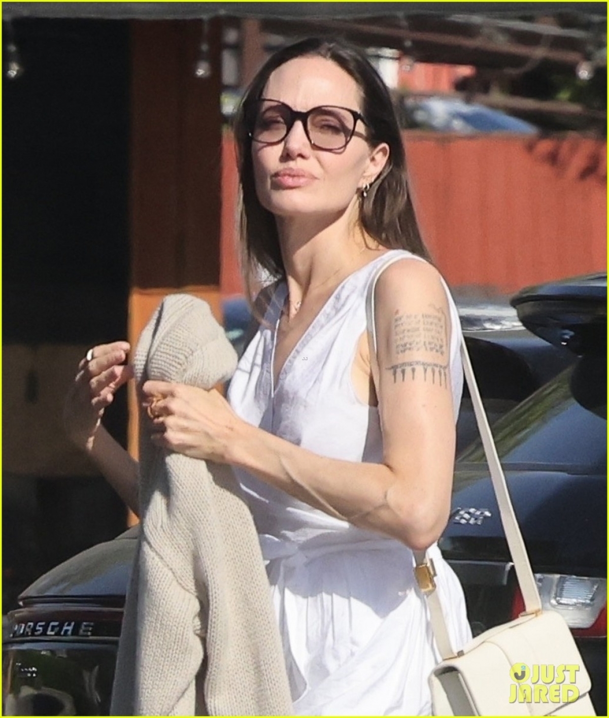 Angelina Jolie diện croptop khoe eo thon trên phố - Ảnh 8.