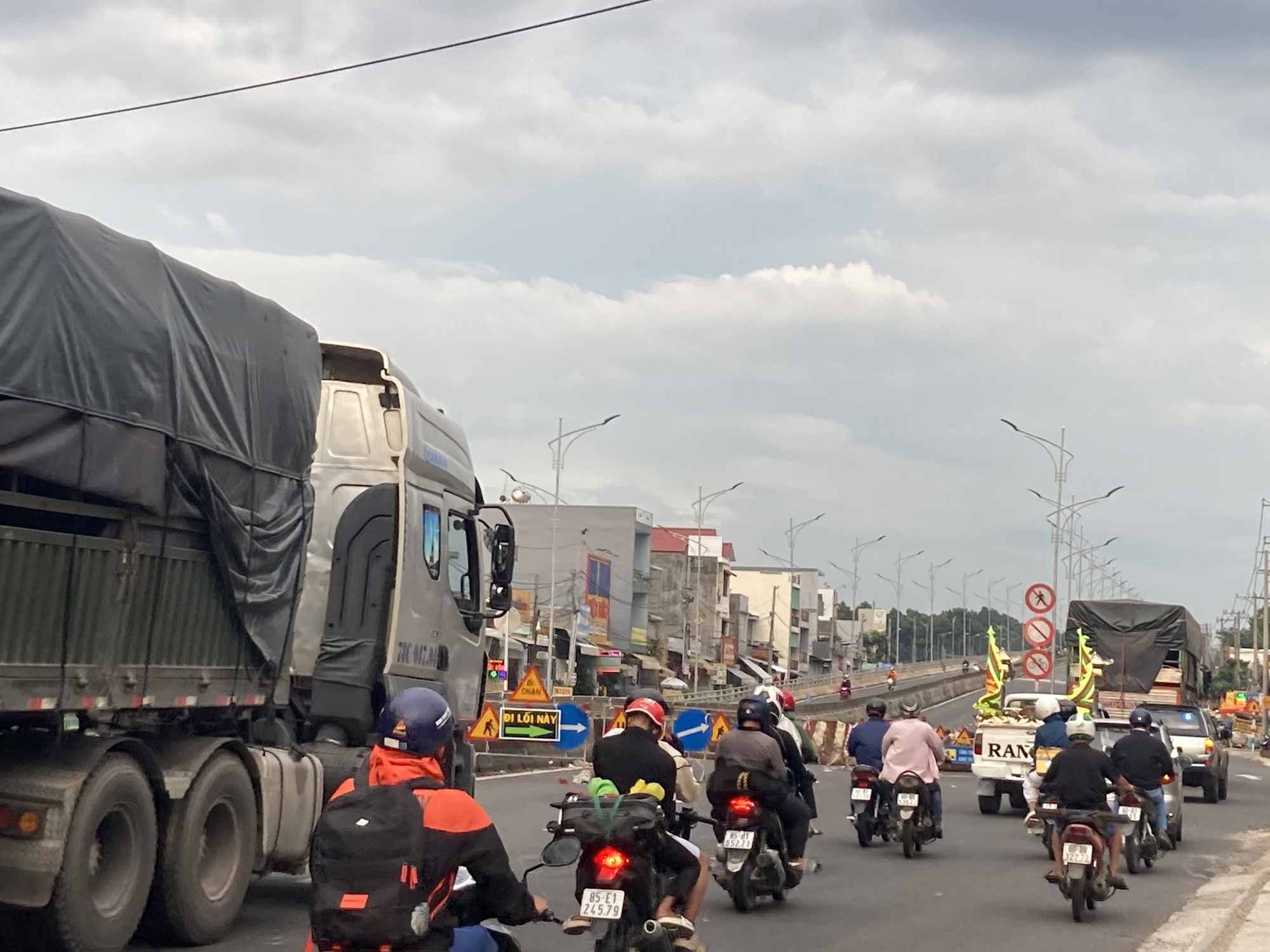 Đồng Nai: Nữ sinh bị xe ben tông tử vong trên đường đi học về, giao thông ùn ứ trên Quốc lộ 1 - Ảnh 4.