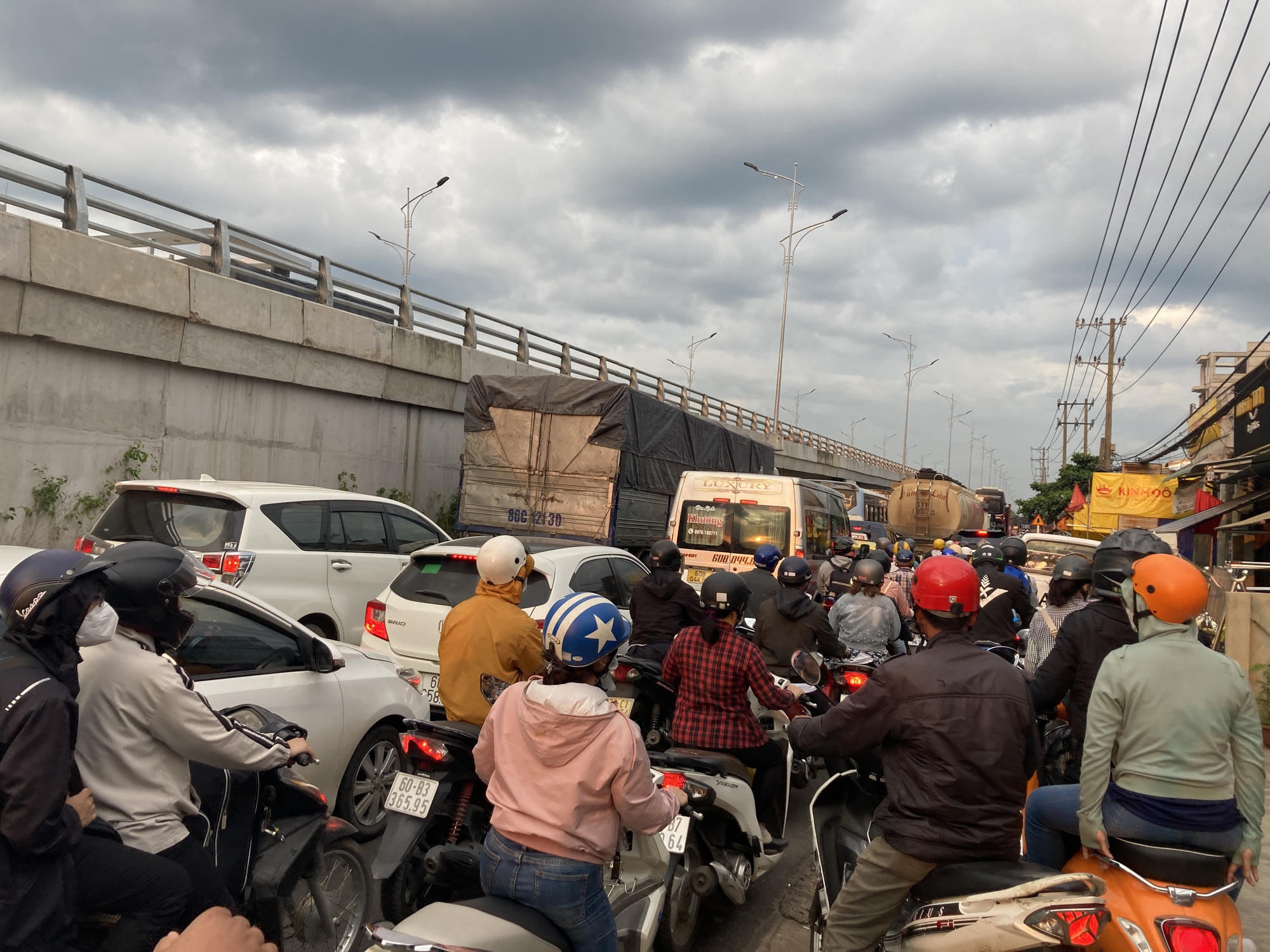 Đồng Nai: Nữ sinh bị xe ben tông tử vong trên đường đi học về, giao thông ùn ứ trên Quốc lộ 1 - Ảnh 7.