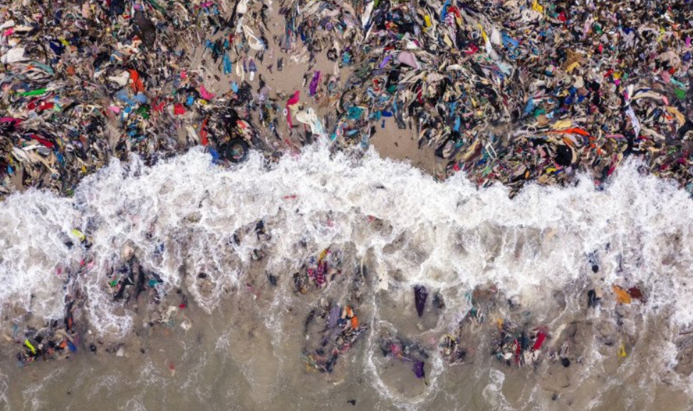 Sốc với hình ảnh rác thải nhựa từ thời trang nhanh đang hàng ngày làm ô nhiễm đại dương - Ảnh 1.