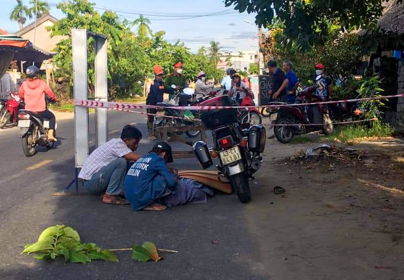 Người đàn ông tử vong, nằm gục bên vệ đường - Ảnh 1. Người đàn ông tử vong, nằm gục bên vệ đường - Ảnh 1.