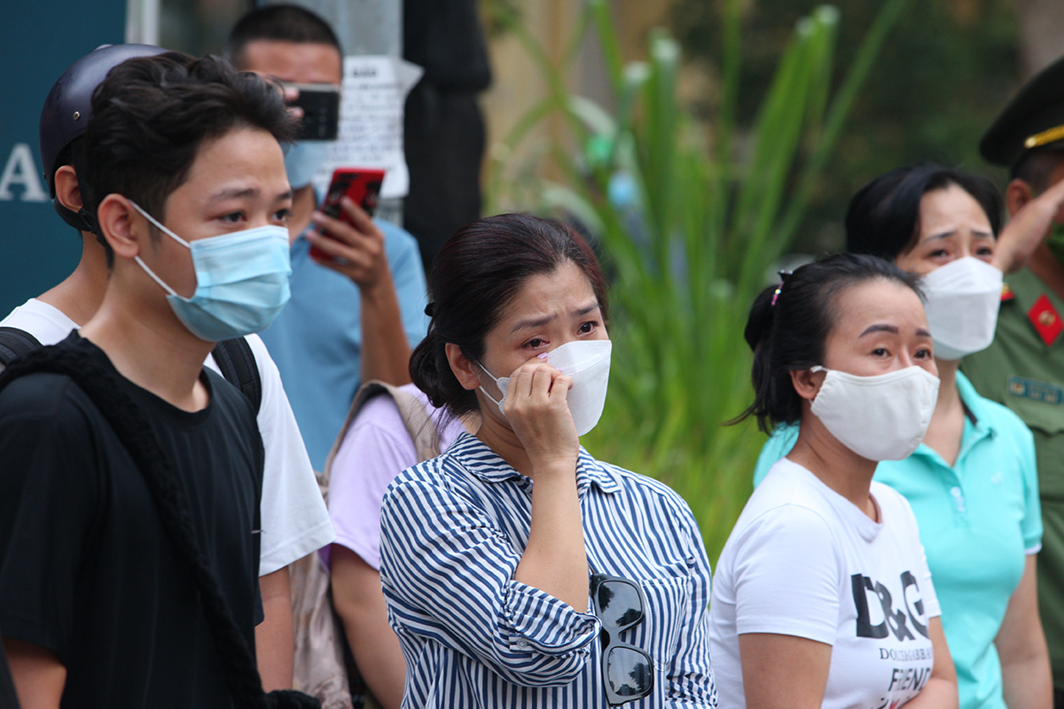 Hàng vạn người dân ra đường tiễn đưa 3 liệt sĩ về nơi an nghỉ cuối cùng - Ảnh 5.