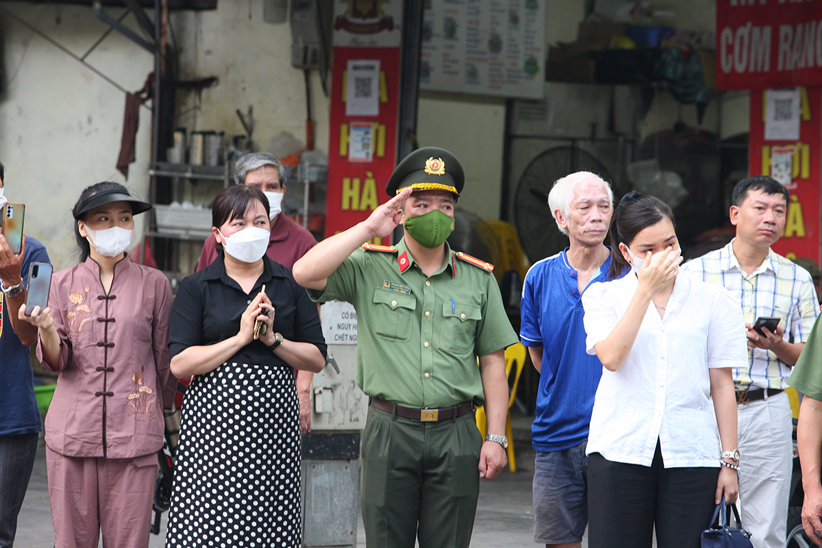 Hàng vạn người dân ra đường tiễn đưa 3 liệt sĩ về nơi an nghỉ cuối cùng - Ảnh 9.