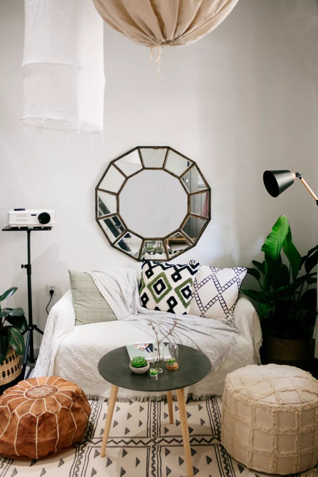 Phòng ngủ 26m2 cũ kỹ, tẻ nhạt biến thành không gian sống đáng yêu theo phong cách Maroc của cô gái trẻ - Ảnh 4. Phòng ngủ 26m2 cũ kỹ, tẻ nhạt biến thành không gian sống đáng yêu theo phong cách Maroc của cô gái trẻ - Ảnh 4.