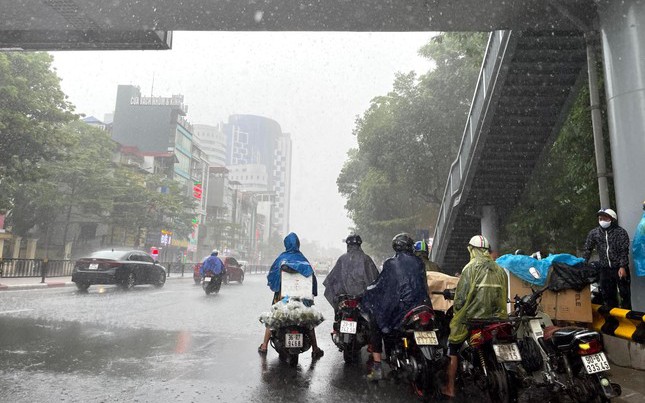 Miền Bắc bước vào đỉnh điểm đợt mưa lớn, thời tiết Hà Nội dễ chịu như đầu thu