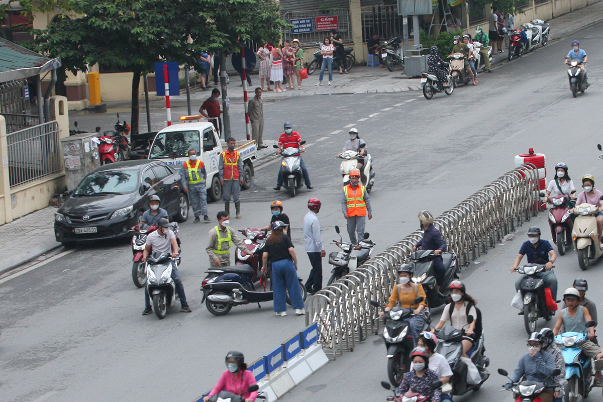 Đường Nguyễn Trãi ra sao trong ngày đầu phân làn tách riêng ô tô, xe máy - Ảnh 7.
