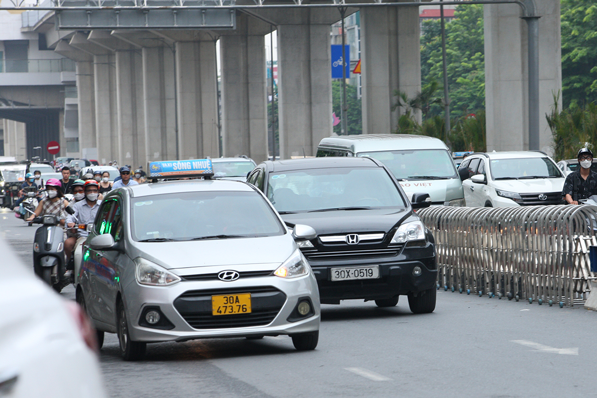 Đường Nguyễn Trãi ra sao trong ngày đầu phân làn tách riêng ô tô, xe máy - Ảnh 8.