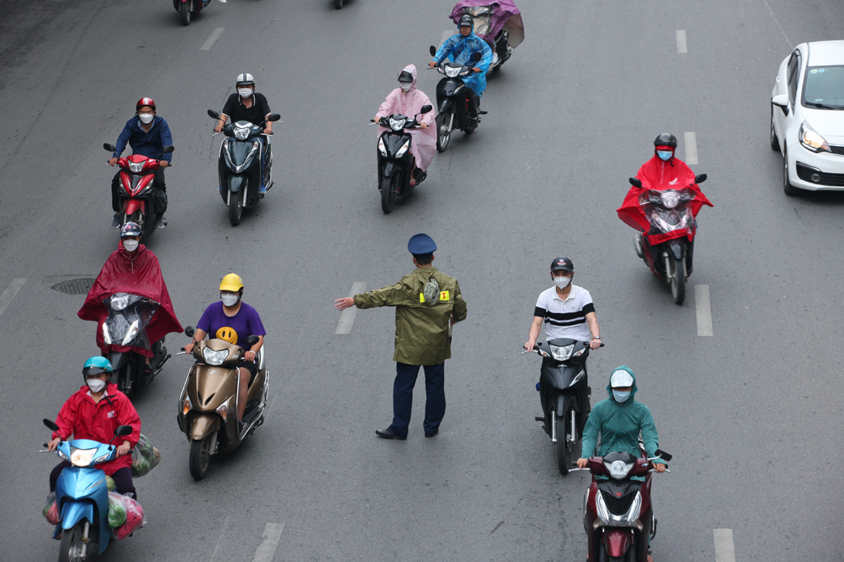 Đường Nguyễn Trãi ra sao trong ngày đầu phân làn tách riêng ô tô, xe máy - Ảnh 10.
