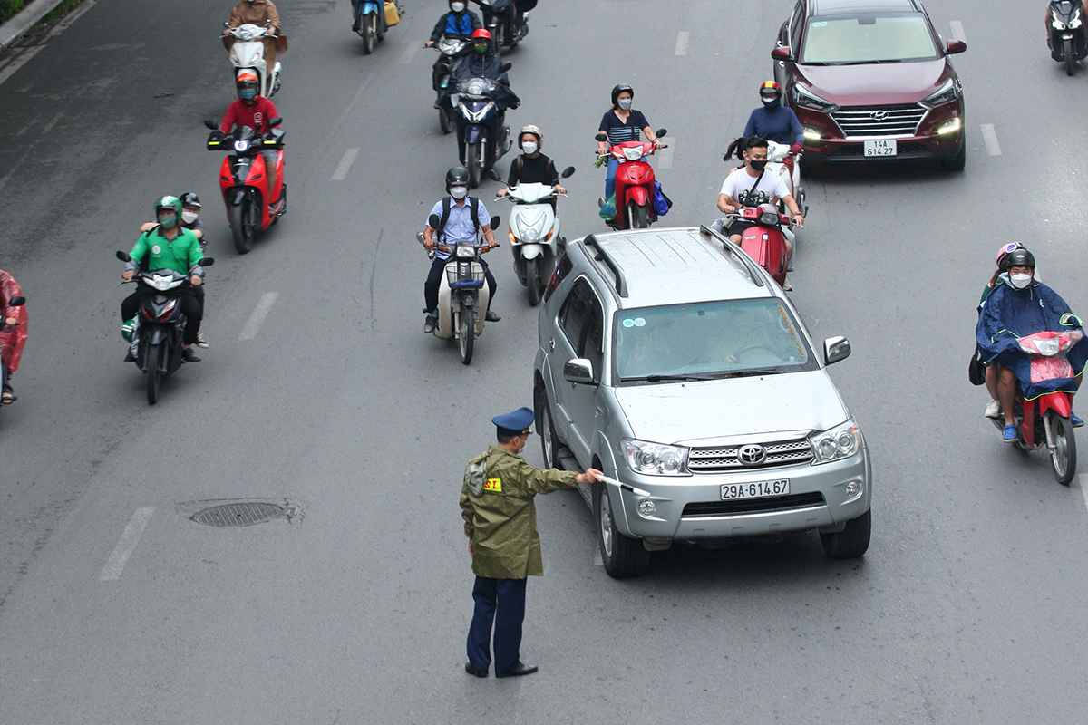 Đường Nguyễn Trãi ra sao trong ngày đầu phân làn tách riêng ô tô, xe máy - Ảnh 5.