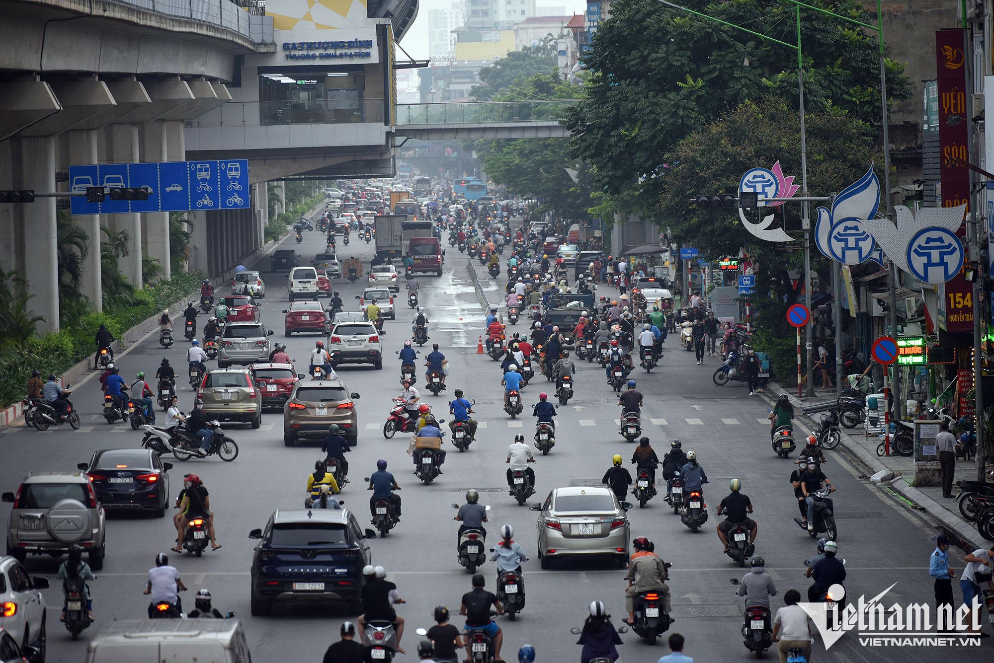 Ngày đầu phân làn trên đường Nguyễn Trãi: Ô tô, xe máy liên tục va chạm - Ảnh 2.
