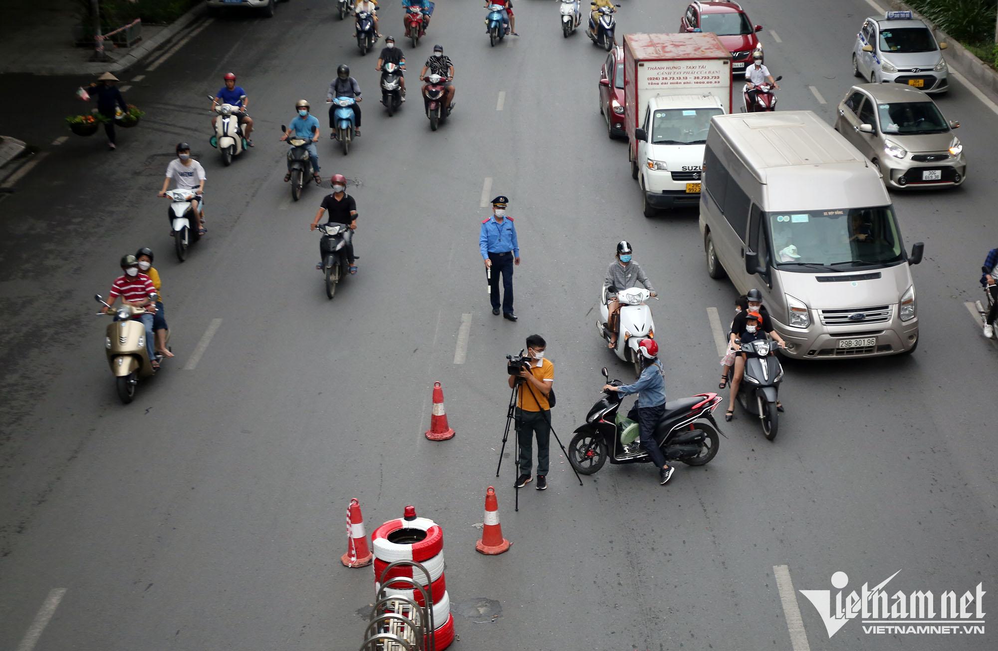 Ngày đầu phân làn trên đường Nguyễn Trãi: Ô tô, xe máy liên tục va chạm - Ảnh 6.