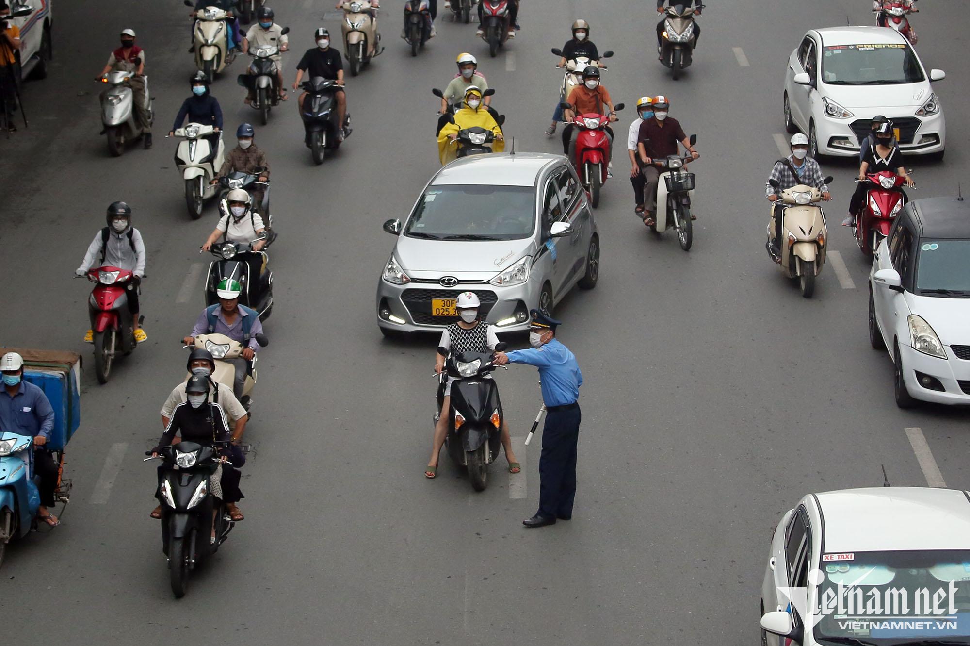 Ngày đầu phân làn trên đường Nguyễn Trãi: Ô tô, xe máy liên tục va chạm - Ảnh 5.