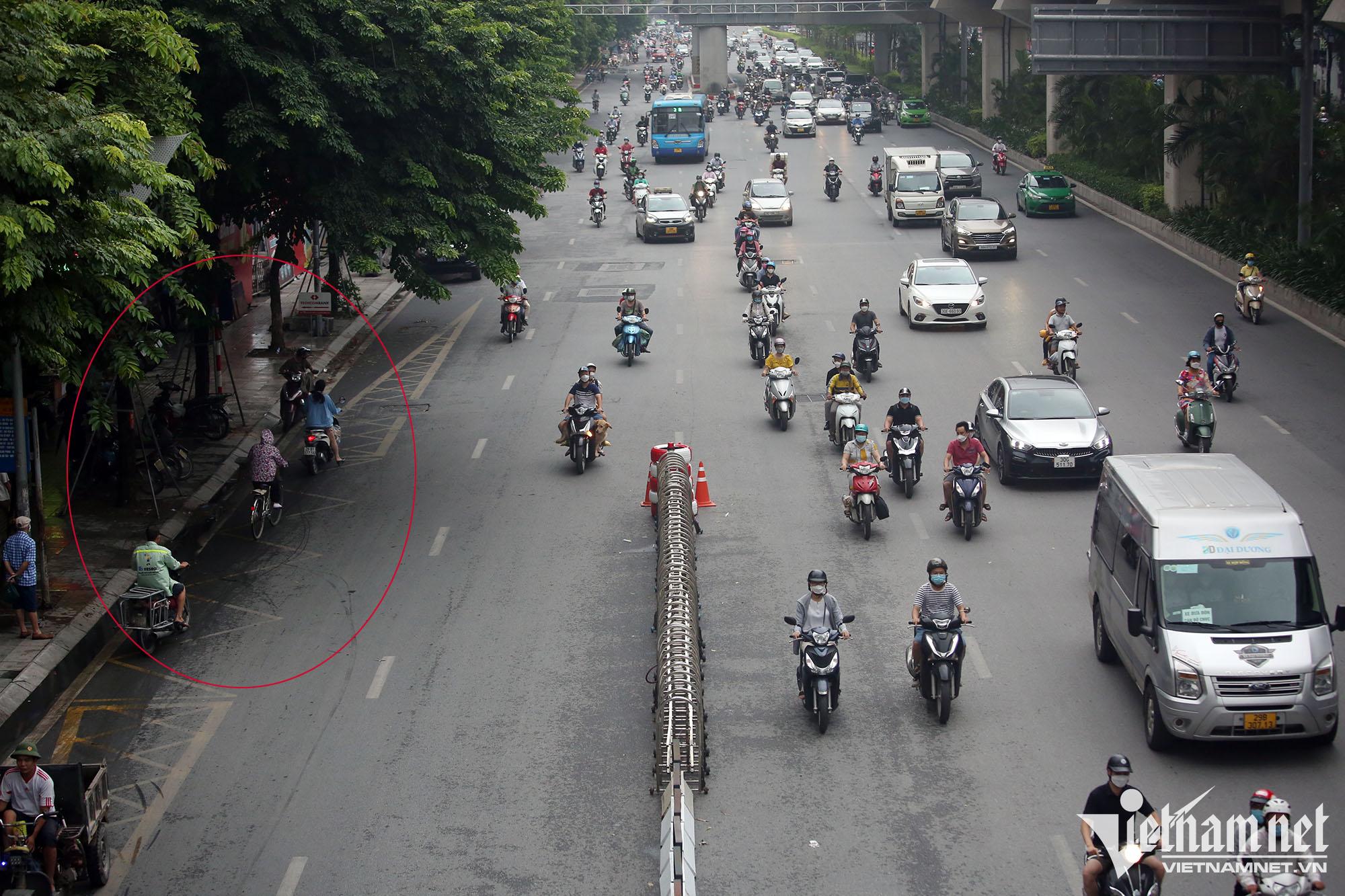 Ngày đầu phân làn trên đường Nguyễn Trãi: Ô tô, xe máy liên tục va chạm - Ảnh 4.