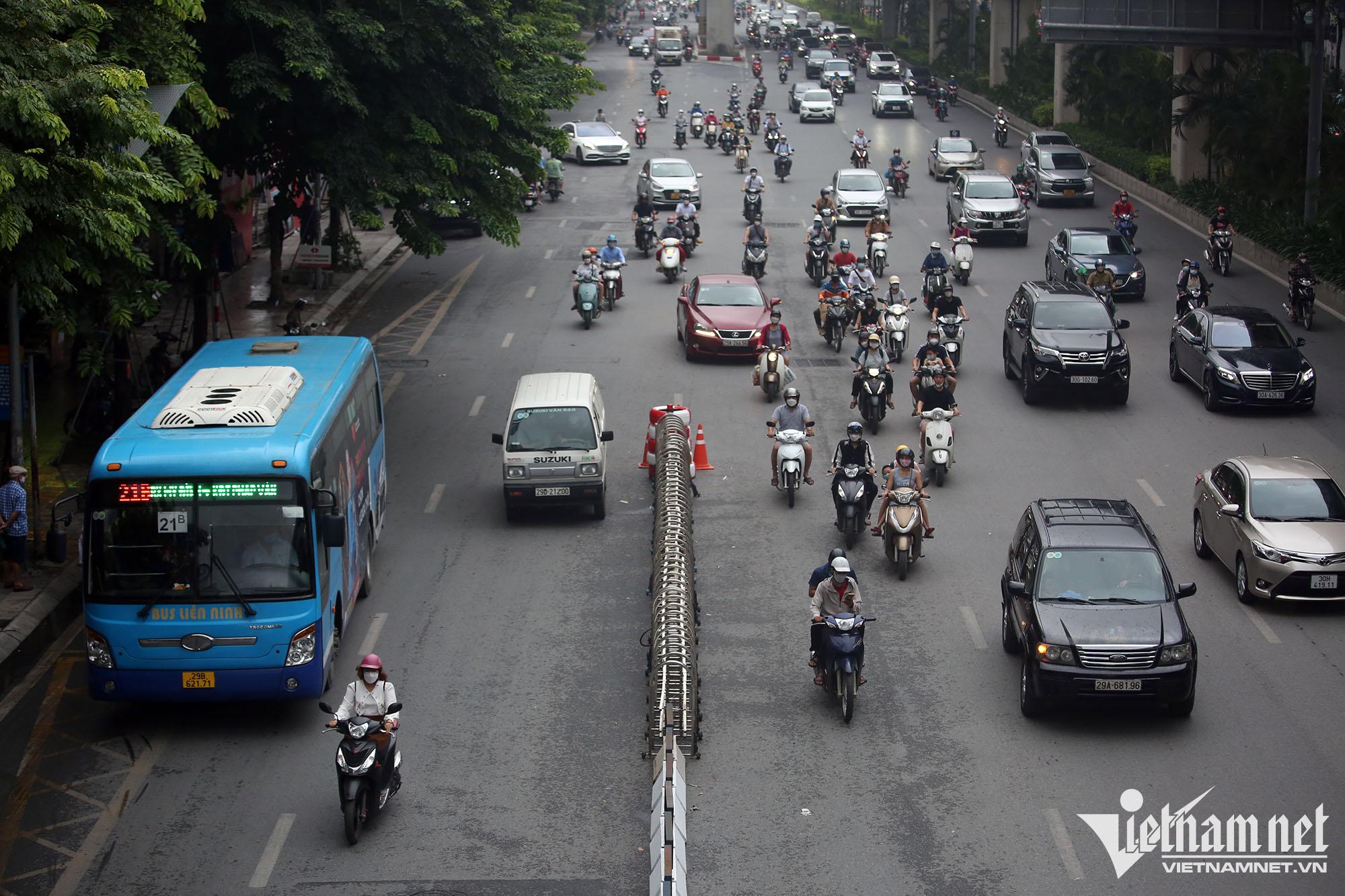 Ngày đầu phân làn trên đường Nguyễn Trãi: Ô tô, xe máy liên tục va chạm - Ảnh 3.