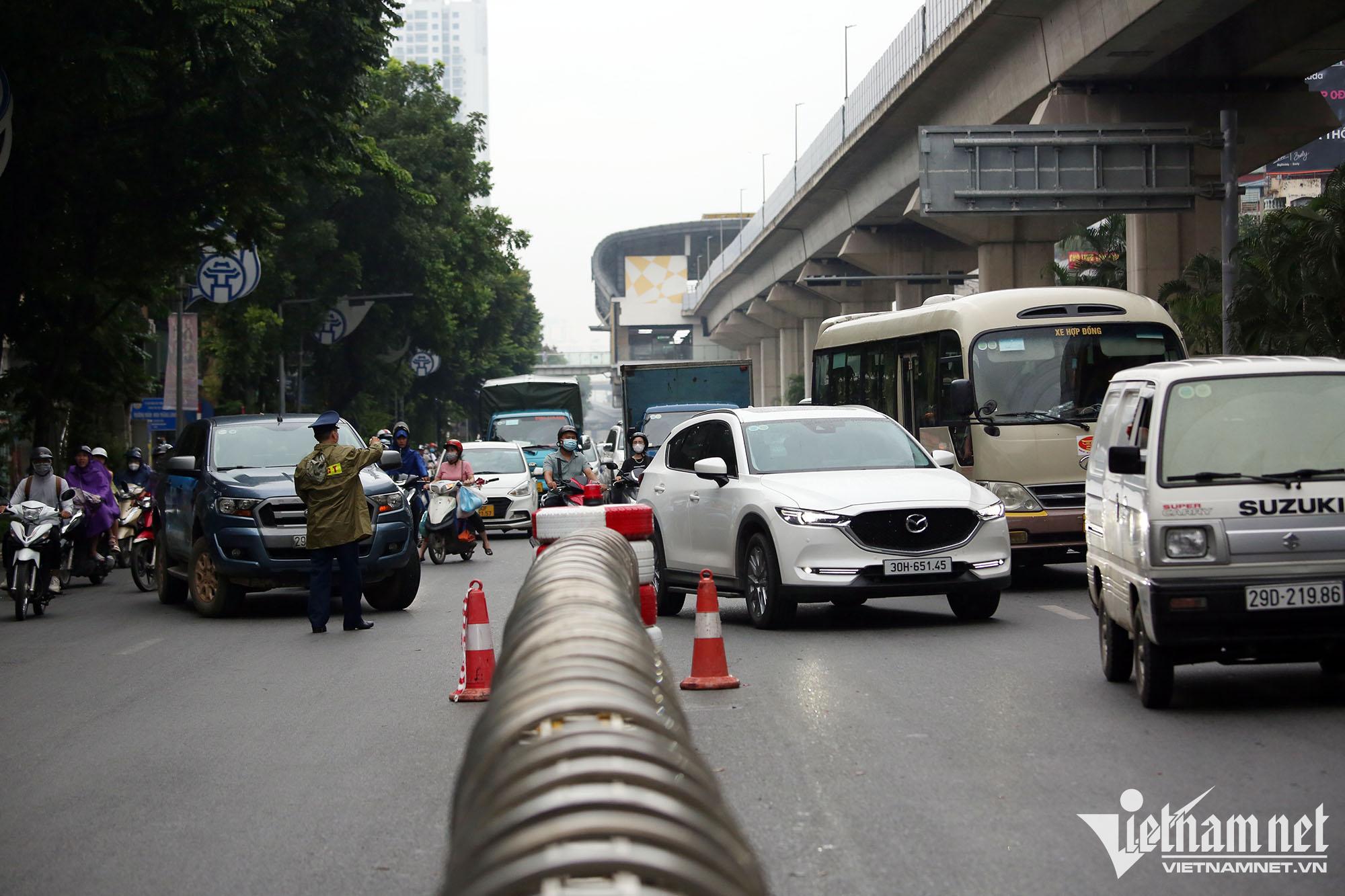 Ngày đầu phân làn trên đường Nguyễn Trãi: Ô tô, xe máy liên tục va chạm - Ảnh 8.