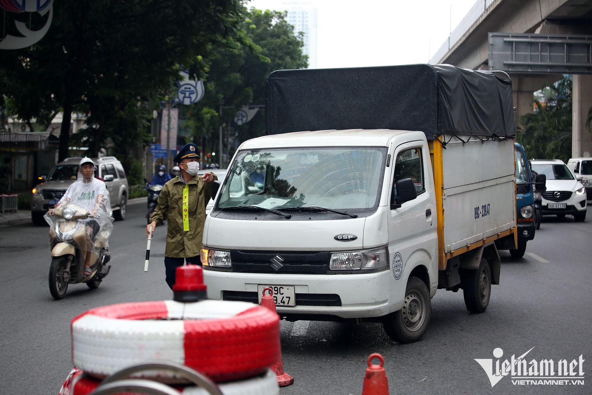 Ngày đầu phân làn trên đường Nguyễn Trãi: Ô tô, xe máy liên tục va chạm - Ảnh 7.