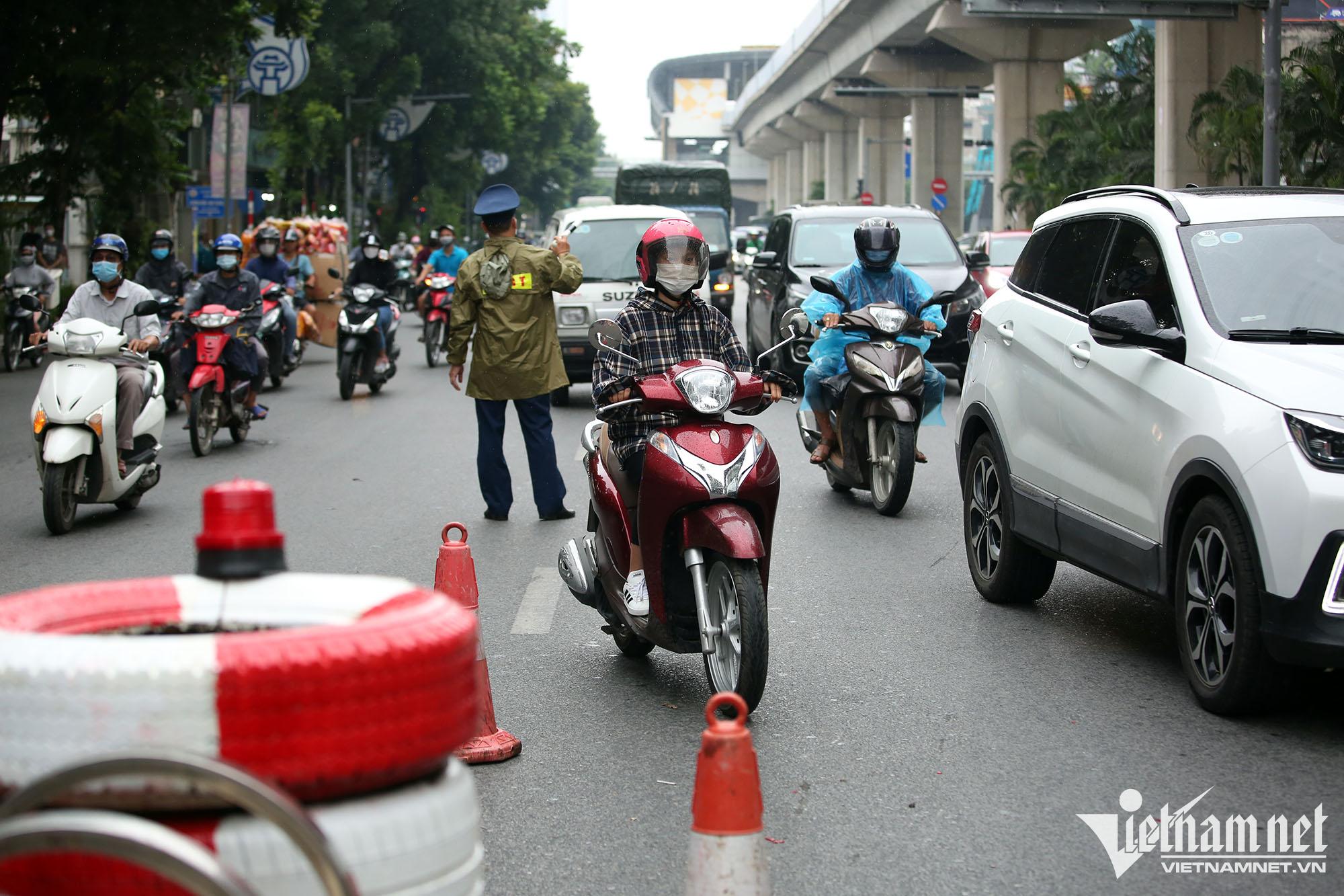 Ngày đầu phân làn trên đường Nguyễn Trãi: Ô tô, xe máy liên tục va chạm - Ảnh 9.