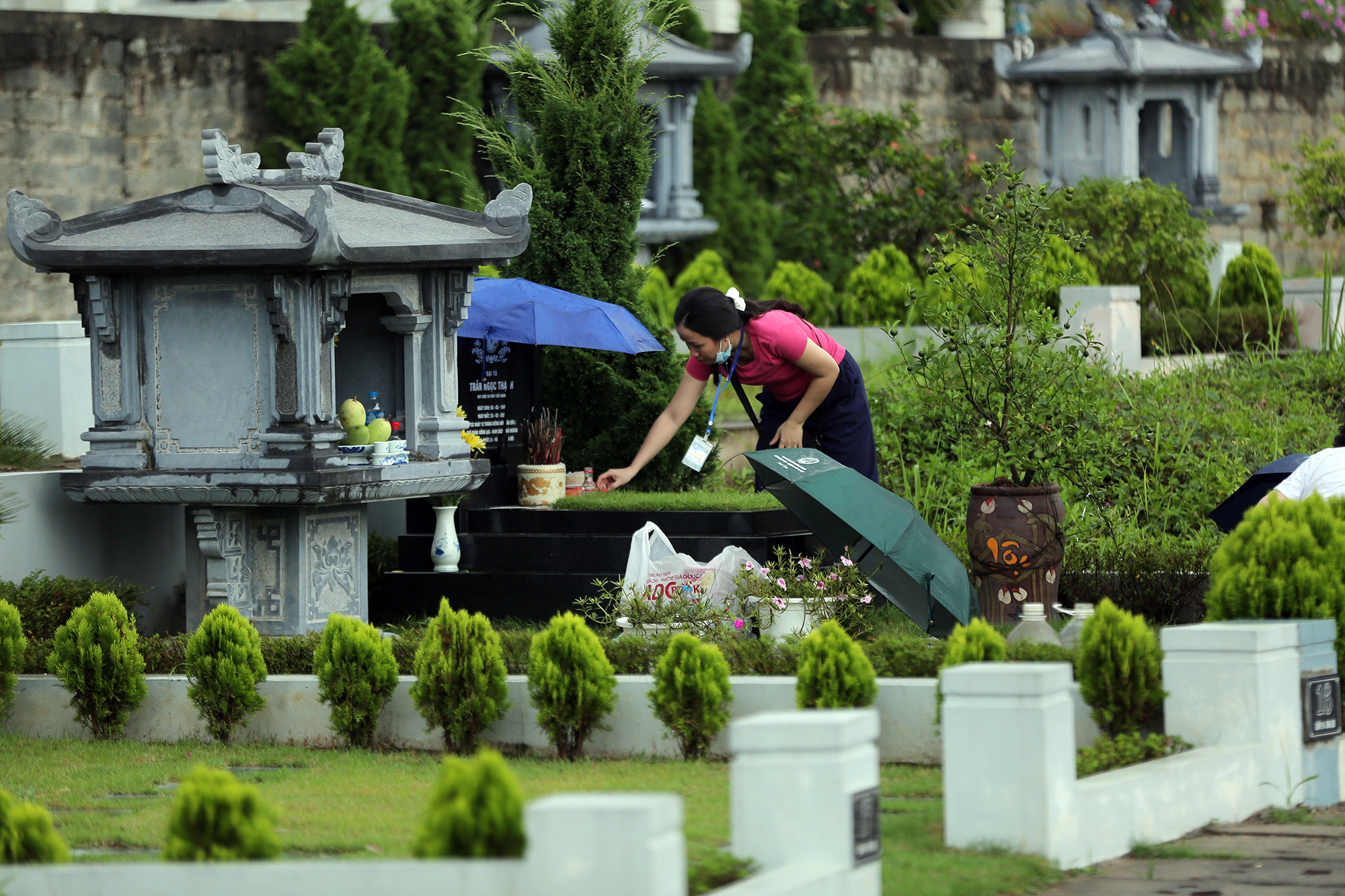 Tranh thủ cuối tuần, người Hà Nội đội mưa lên nghĩa trang để vẹn tròn hai chữ hiếu hạnh mùa Vu Lan  - Ảnh 10.