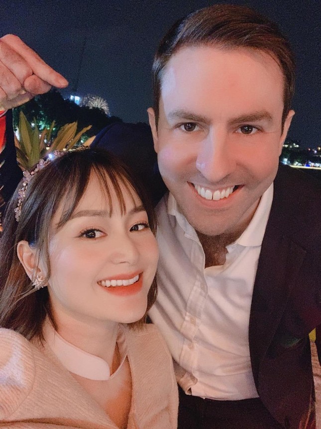 Sao Việt lấy chồng ngoại quốc: Người sống sang chảnh ở nước ngoài, kẻ được mẹ chồng chiều hết nấc - Ảnh 5. Sao Việt lấy chồng ngoại quốc: Người sống sang chảnh ở nước ngoài, kẻ được mẹ chồng chiều hết nấc - Ảnh 5.