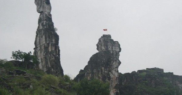 Hòn Vọng Phu ở Thanh Hóa bị sét đánh