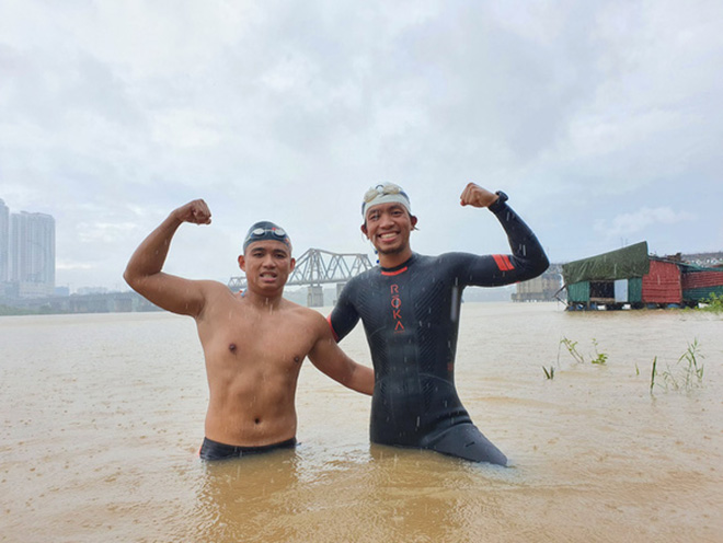 Từ lần chết hụt trên sông, kình ngư lập kỉ lục bơi 200km từ Hà Nội ra biển quyết tâm mang Tình yêu sông Hồng để dạy bơi, cứu hộ miễn phí cho trẻ - Ảnh 1.