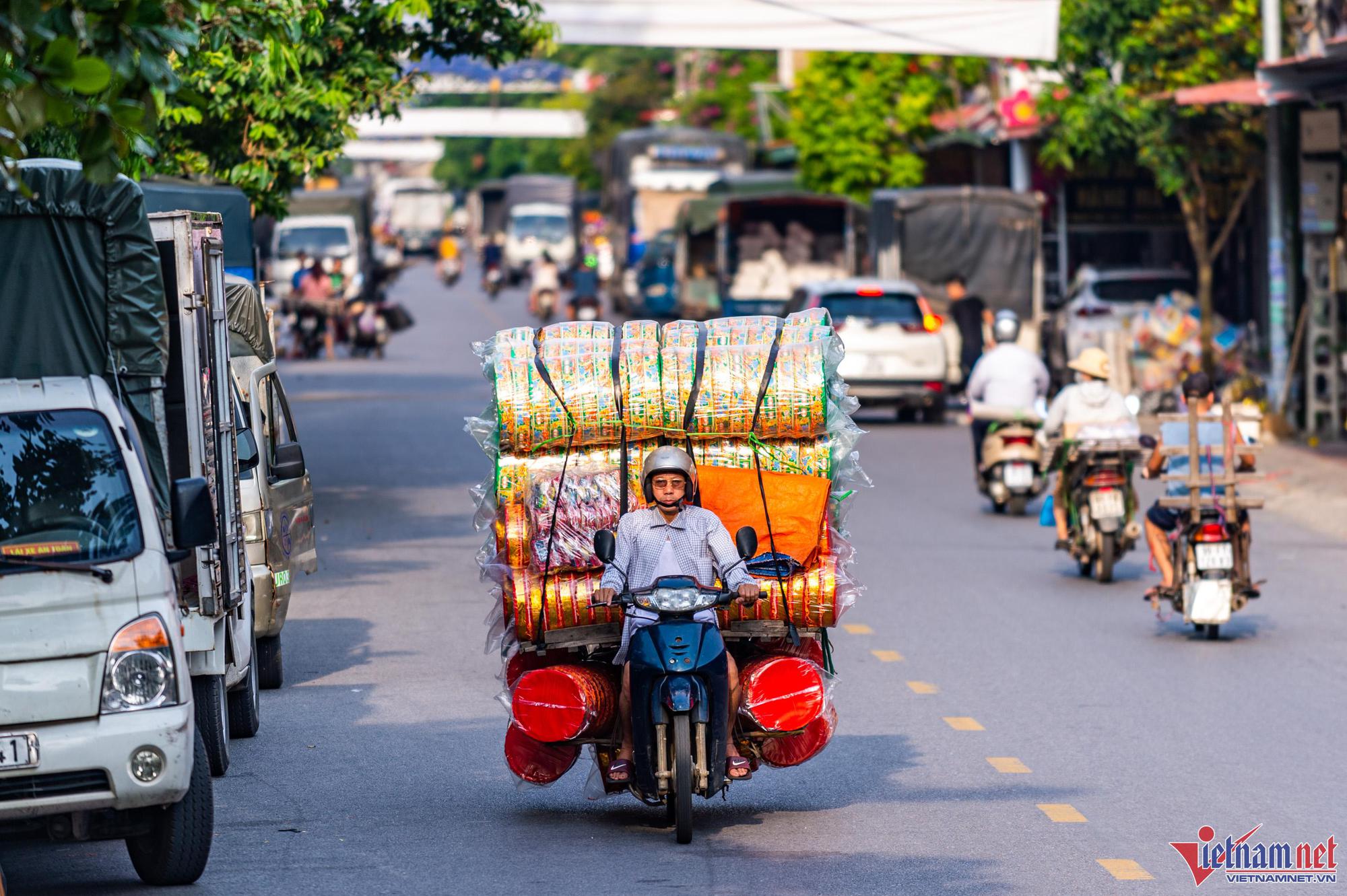 Biệt thự sân vườn có bể bơi cho người cõi âm mùa Vu Lan - Ảnh 1.