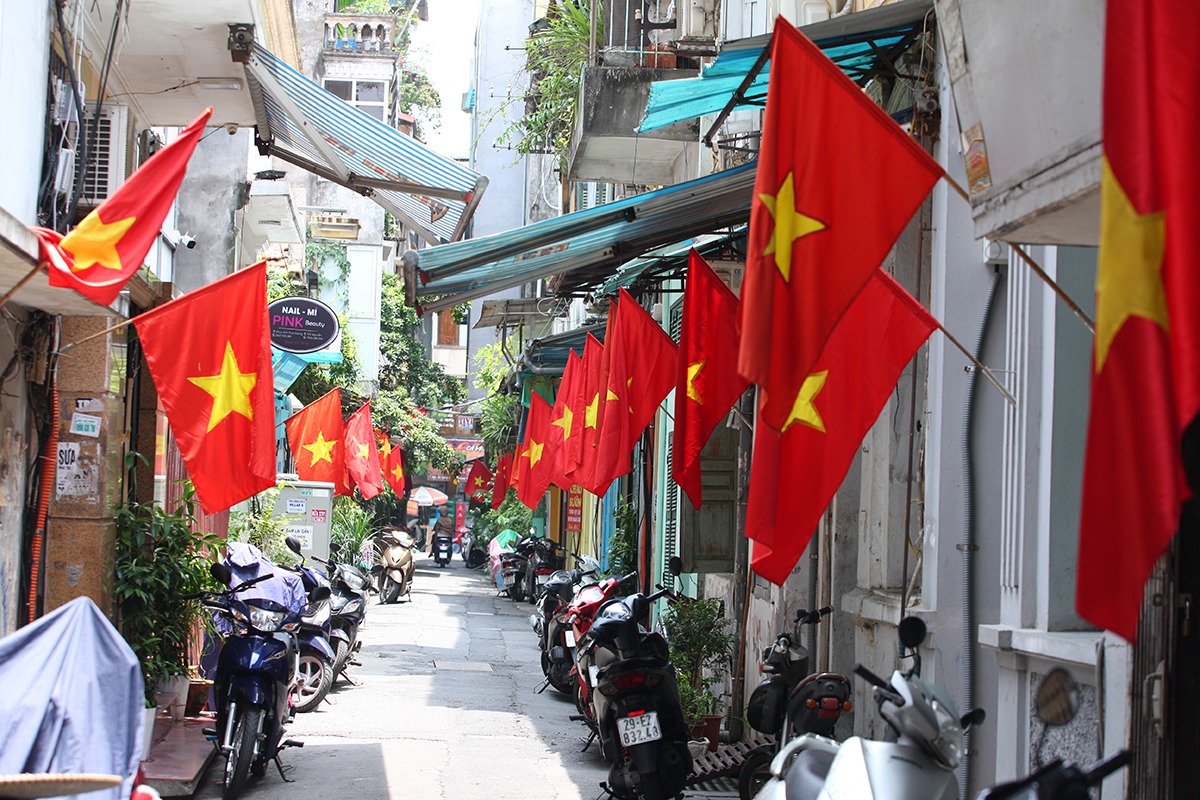 Đường phố Hà Nội rực rỡ sắc đỏ màu cờ Tổ quốc chào mừng Ngày Quốc khánh 2/9 - Ảnh 11.